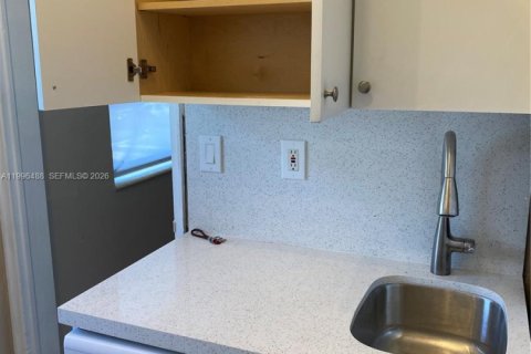 Condo in Coral Gables, Florida, 1 bedroom  № 2066223 - photo 16