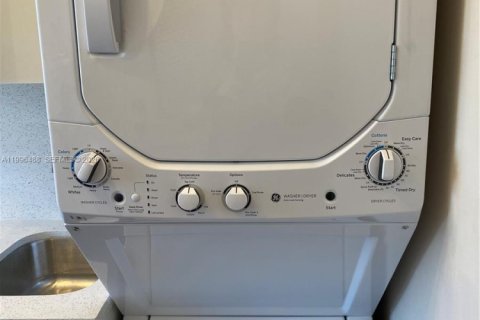 Condo in Coral Gables, Florida, 1 bedroom  № 2066223 - photo 17