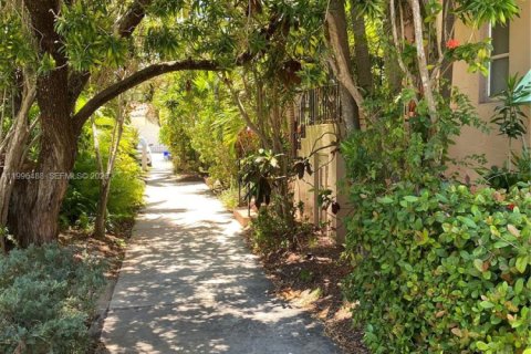 Condo in Coral Gables, Florida, 1 bedroom  № 2066223 - photo 12