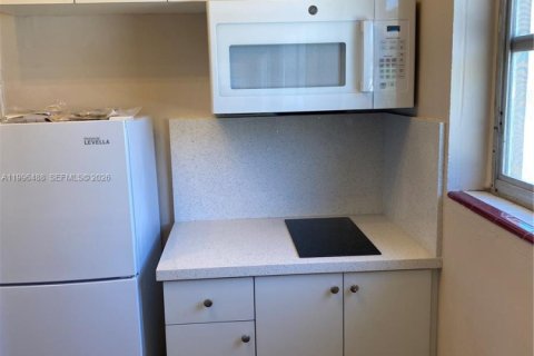 Condo in Coral Gables, Florida, 1 bedroom  № 2066223 - photo 18