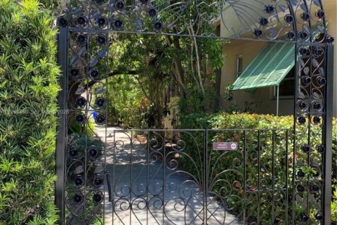 Condo in Coral Gables, Florida, 1 bedroom  № 2066223