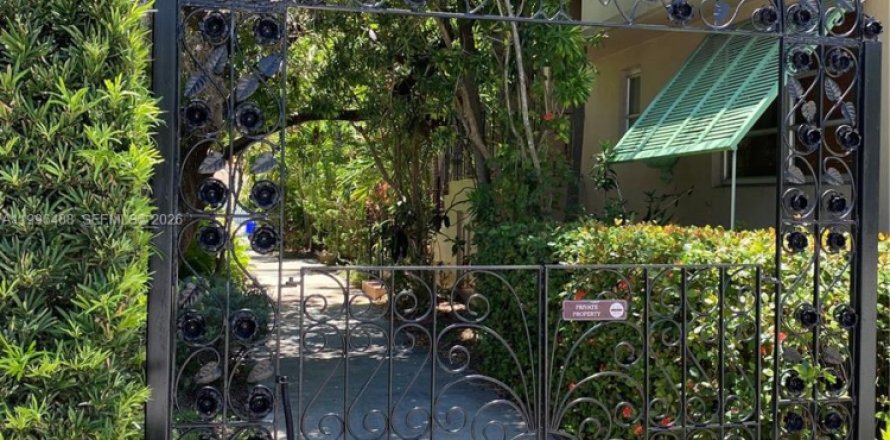 Condo in Coral Gables, Florida, 1 bedroom  № 2066223
