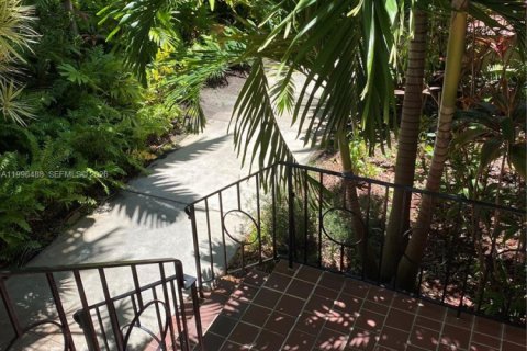 Condo in Coral Gables, Florida, 1 bedroom  № 2066223 - photo 13