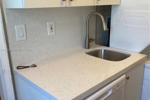 Condo in Coral Gables, Florida, 1 bedroom  № 2066223 - photo 20