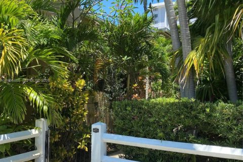 Condo in Coral Gables, Florida, 1 bedroom  № 2066223 - photo 2