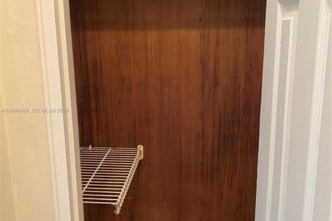 Condo in Coral Gables, Florida, 1 bedroom  № 2066223 - photo 26