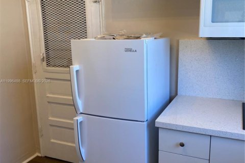 Condo in Coral Gables, Florida, 1 bedroom  № 2066223 - photo 19