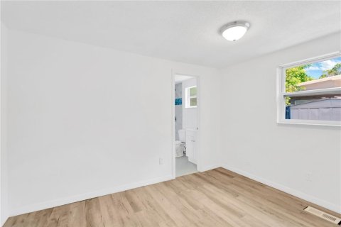 House in Clearwater, Florida 3 bedrooms, 92.62 sq.m. № 2210524 - photo 15
