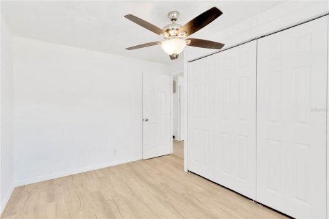 House in Clearwater, Florida 3 bedrooms, 92.62 sq.m. № 2210524 - photo 12