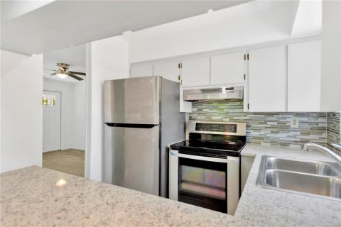 House in Clearwater, Florida 3 bedrooms, 92.62 sq.m. № 2210524 - photo 3