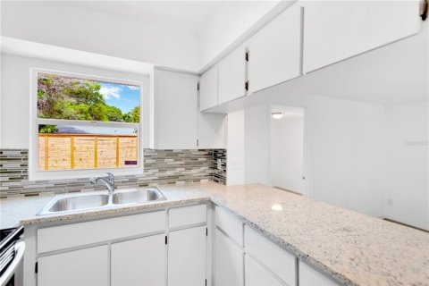 House in Clearwater, Florida 3 bedrooms, 92.62 sq.m. № 2210524 - photo 4
