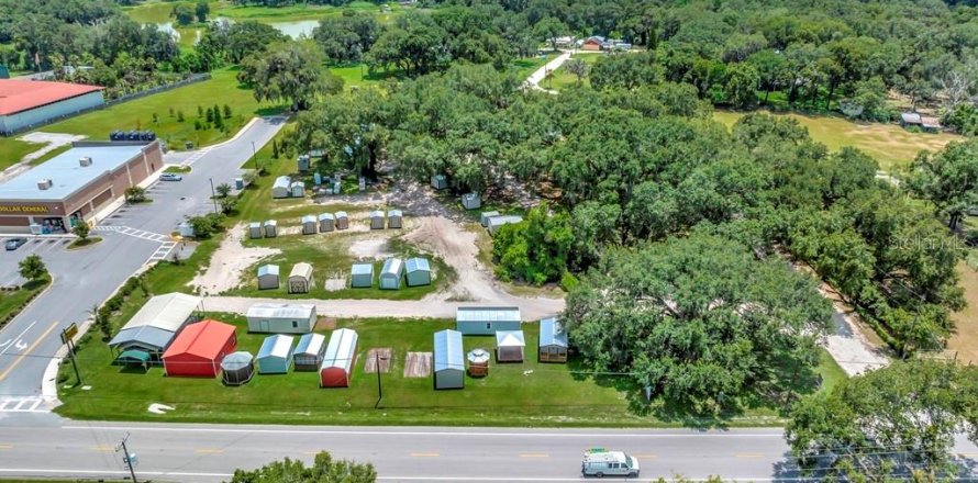 Commercial property in Dover, Florida № 1374070