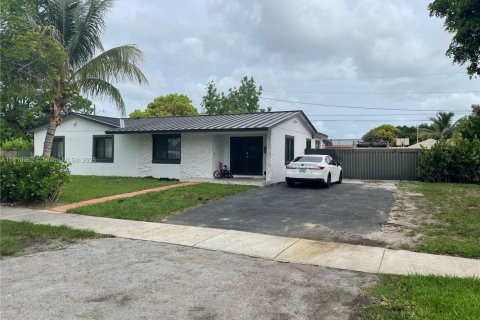 House in Miami Gardens, Florida 3 bedrooms, 126.72 sq.m. № 1775903 - photo 4