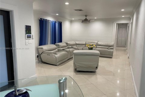 House in Miami Gardens, Florida 3 bedrooms, 126.72 sq.m. № 1775903 - photo 10