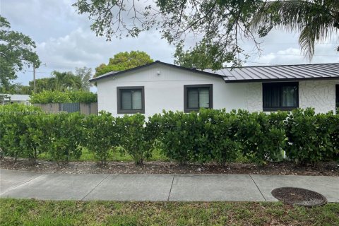 House in Miami Gardens, Florida 3 bedrooms, 126.72 sq.m. № 1775903 - photo 3