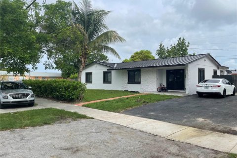 House in Miami Gardens, Florida 3 bedrooms, 126.72 sq.m. № 1775903 - photo 1