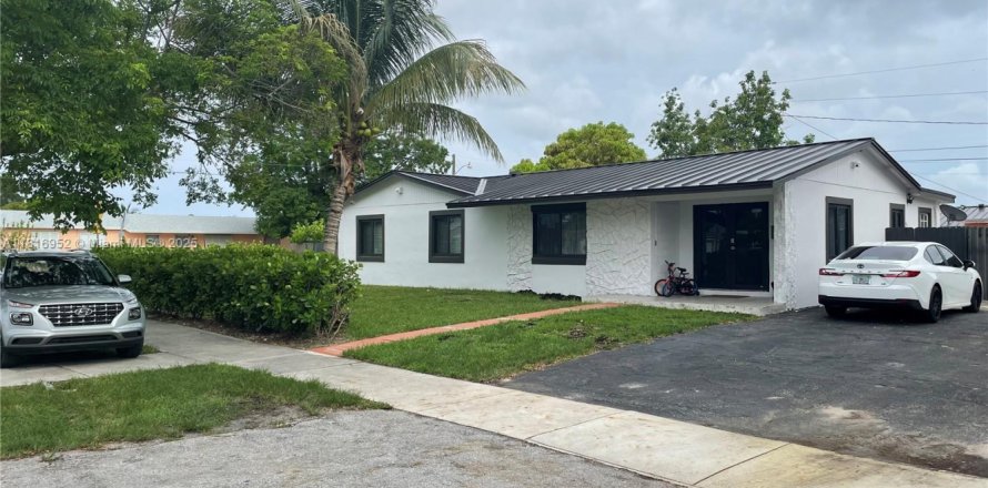 House in Miami Gardens, Florida 3 bedrooms, 126.72 sq.m. № 1775903