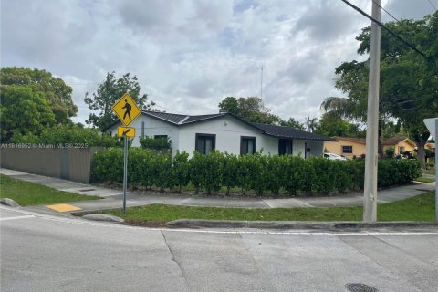 House in Miami Gardens, Florida 3 bedrooms, 126.72 sq.m. № 1775903 - photo 5