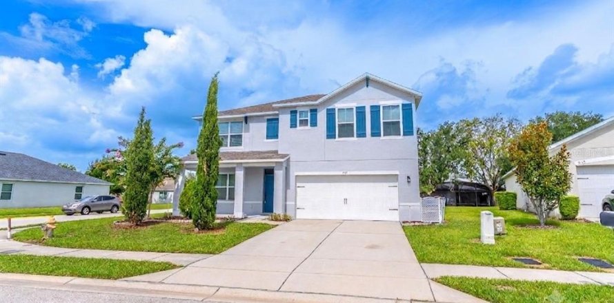 House in Haines City, Florida 5 bedrooms, 243.03 sq.m. № 2199961