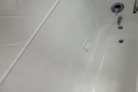 Condominio en alquiler en Doral, Florida, 3 dormitorios, 127.28 m2 № 1938552 - foto 24