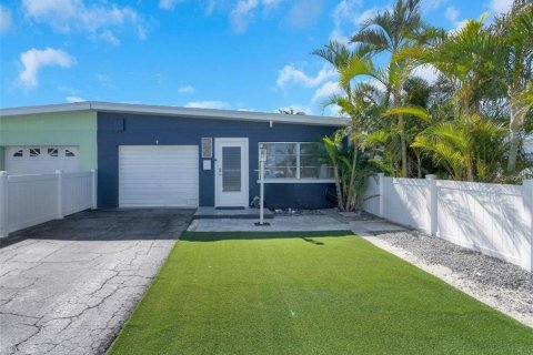 Casa en venta en Holmes Beach, Florida, 2 dormitorios, 87.33 m2 № 1831365 - foto 1