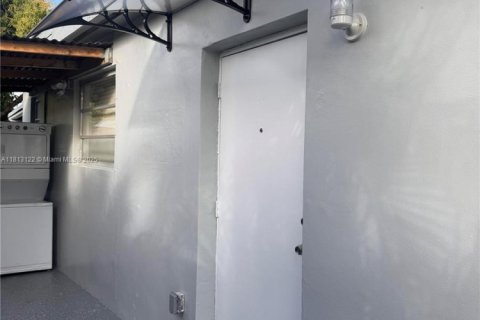 Casa en alquiler en Miami, Florida, 2 dormitorios, 239.41 m2 № 1937519 - foto 9