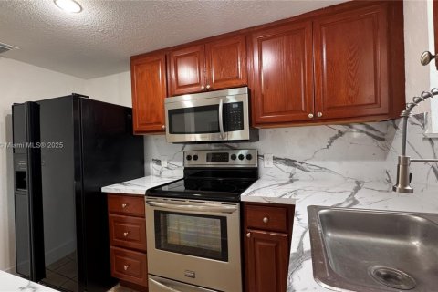 House in Miami, Florida 2 bedrooms, 239.41 sq.m. № 1937519 - photo 4