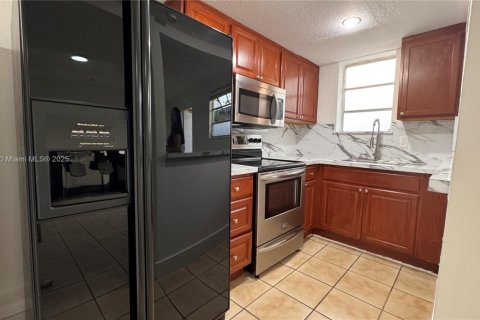 House in Miami, Florida 2 bedrooms, 239.41 sq.m. № 1937519 - photo 3
