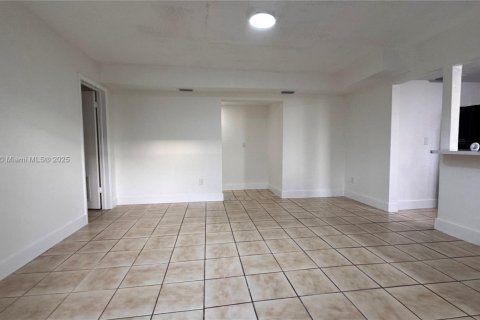 Casa en alquiler en Miami, Florida, 2 dormitorios, 239.41 m2 № 1937519 - foto 2