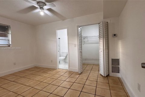 House in Miami, Florida 2 bedrooms, 239.41 sq.m. № 1937519 - photo 6