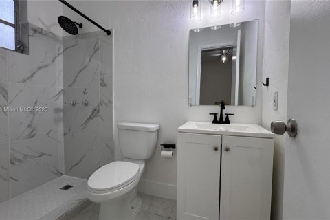 House in Miami, Florida 2 bedrooms, 239.41 sq.m. № 1937519 - photo 5