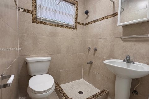 House in Miami, Florida 2 bedrooms, 239.41 sq.m. № 1937519 - photo 7