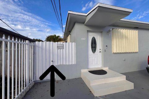 Casa en alquiler en Miami, Florida, 2 dormitorios, 239.41 m2 № 1937519 - foto 1