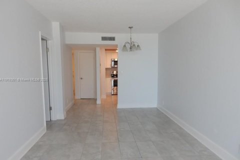 Apartamento en alquiler en Hollywood, Florida, 1 dormitorio, 61.32 m2 № 1974534 - foto 4