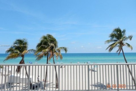 Apartamento en alquiler en Hollywood, Florida, 1 dormitorio, 61.32 m2 № 1974534 - foto 1