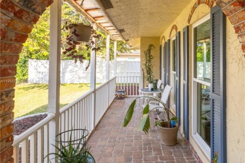 Villa ou maison à vendre à Coral Springs, Floride: 4 chambres, 195.28 m2 № 2028259 - photo 10