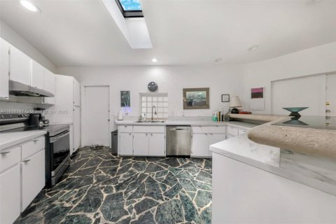 Casa en venta en Miami, Florida, 3 dormitorios, 188.31 m2 № 1830753 - foto 13