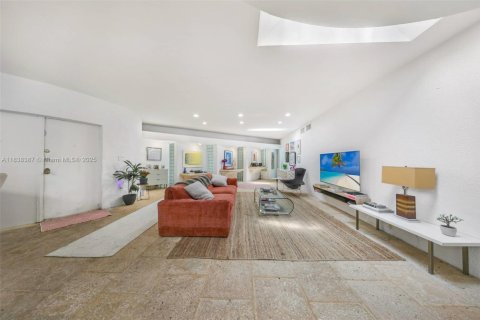 Casa en venta en Miami, Florida, 3 dormitorios, 188.31 m2 № 1830753 - foto 9