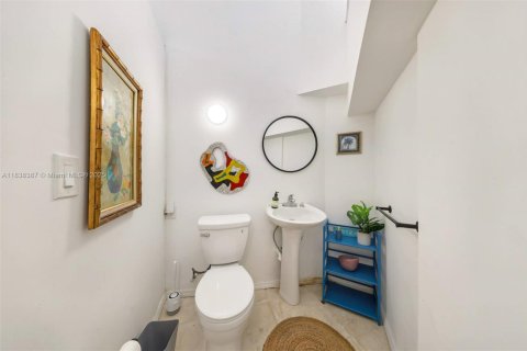Casa en venta en Miami, Florida, 3 dormitorios, 188.31 m2 № 1830753 - foto 19