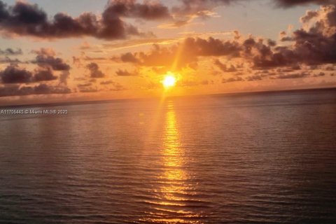 Condo in Miami Beach, Florida, 2 bedrooms  № 1960808 - photo 3