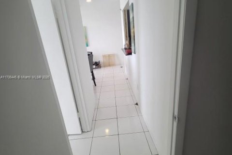 Condo in Miami Beach, Florida, 2 bedrooms  № 1960808 - photo 19