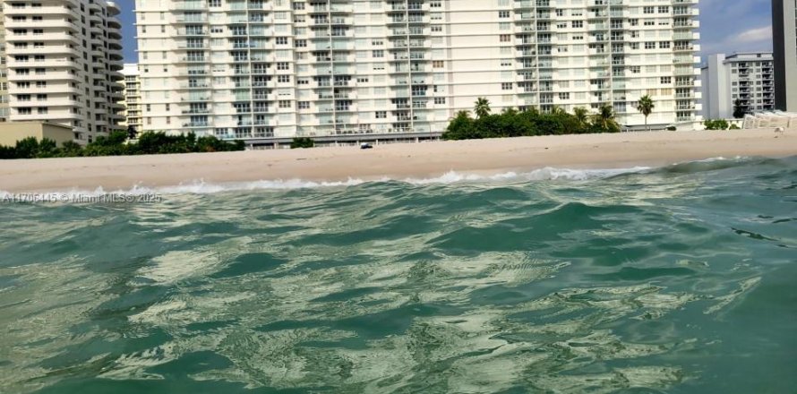 Condo in Miami Beach, Florida, 2 bedrooms  № 1960808