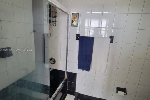 Condo in Miami Beach, Florida, 2 bedrooms  № 1960808 - photo 24
