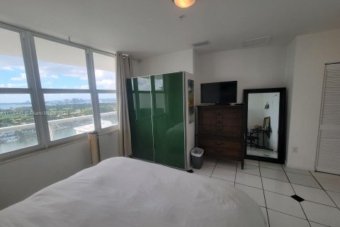 Condo in Miami Beach, Florida, 2 bedrooms  № 1960808 - photo 21
