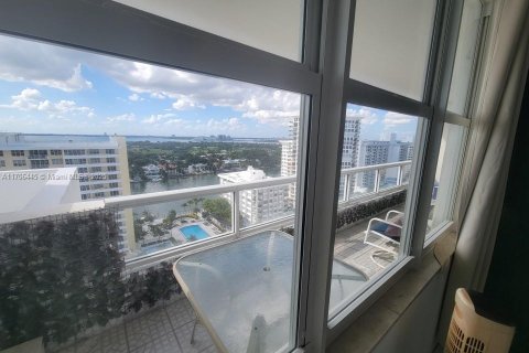 Condo in Miami Beach, Florida, 2 bedrooms  № 1960808 - photo 23
