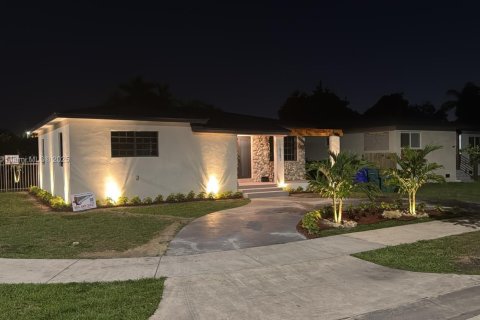 Propiedad comercial en venta en Miami, Florida, 163.97 m2 № 1752113 - foto 1