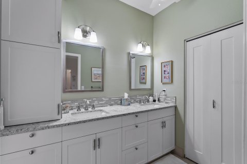 House in Sarasota, Florida 2 bedrooms, 147.25 sq.m. № 2395899 - photo 25