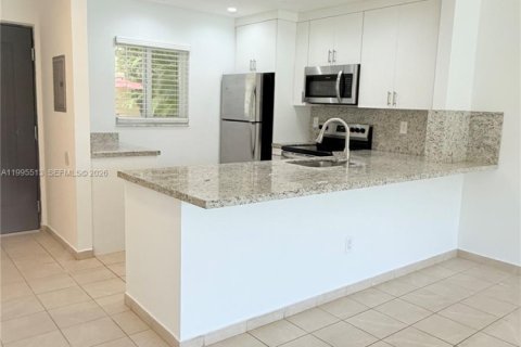 Снять в аренду кондоминиум в Майами, Флорида 1 спальня, 66.15м2, № 2058612 - фото 2