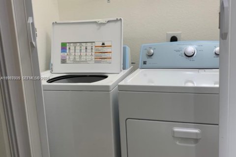 Condominio en alquiler en Miami, Florida, 3 dormitorios, 125.33 m2 № 2030729 - foto 6