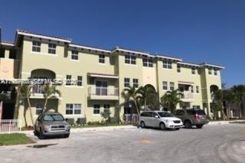Condominio en alquiler en Miami, Florida, 3 dormitorios, 125.33 m2 № 2030729 - foto 2